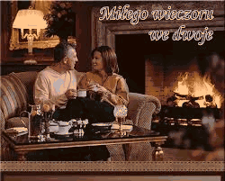 Zakochani przy kominku miłego wieczoru